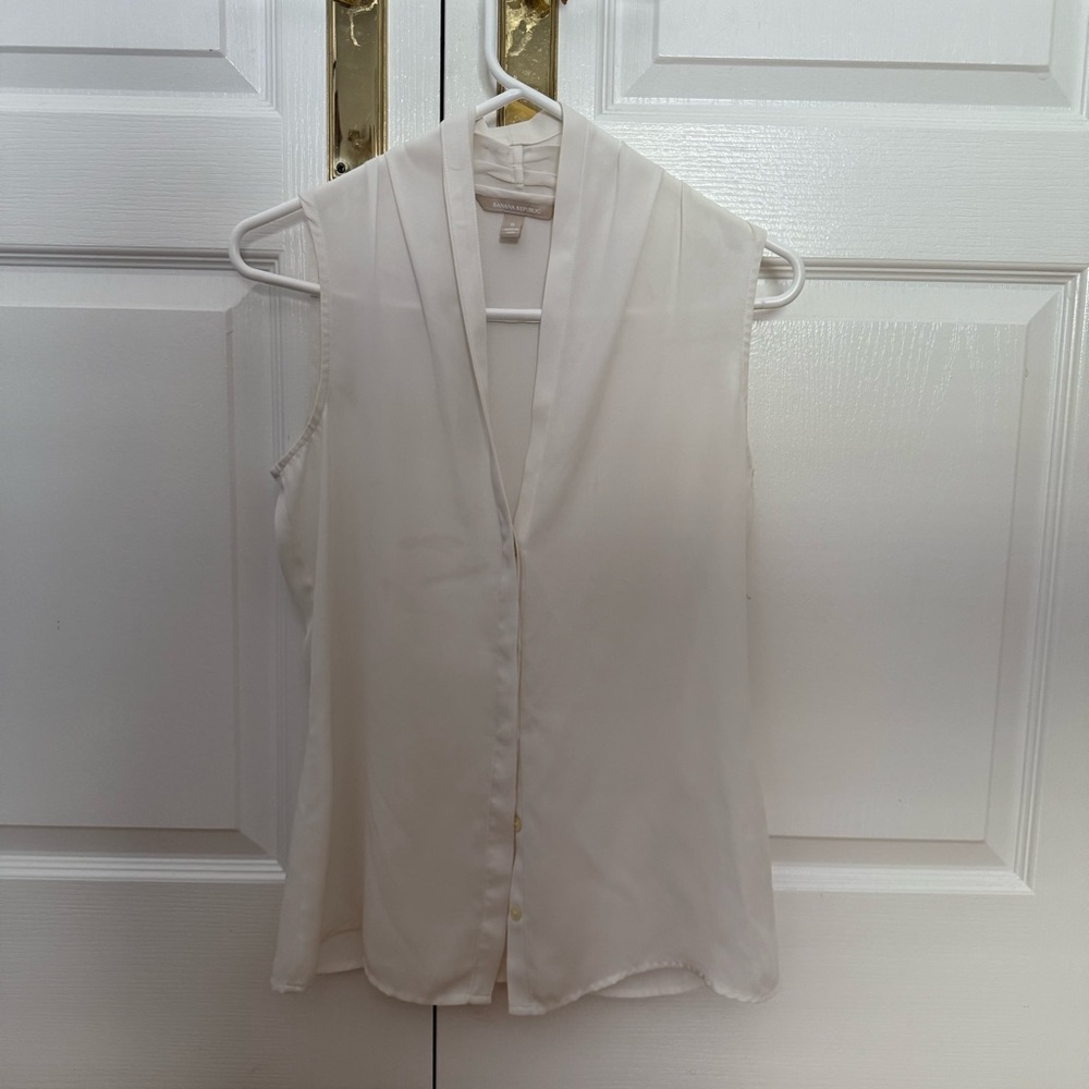 Banana Republic Sleeveless Notched Collar Blouse